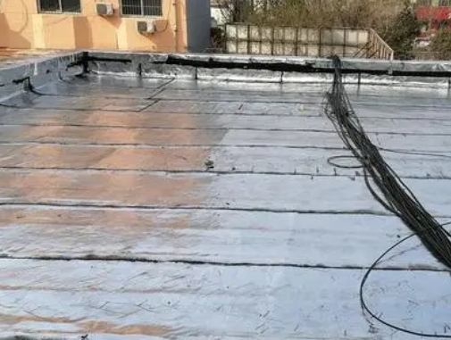 泽普卫生间漏水维修公司分享下泽普屋面楼顶防水刚性防水层施工要点。